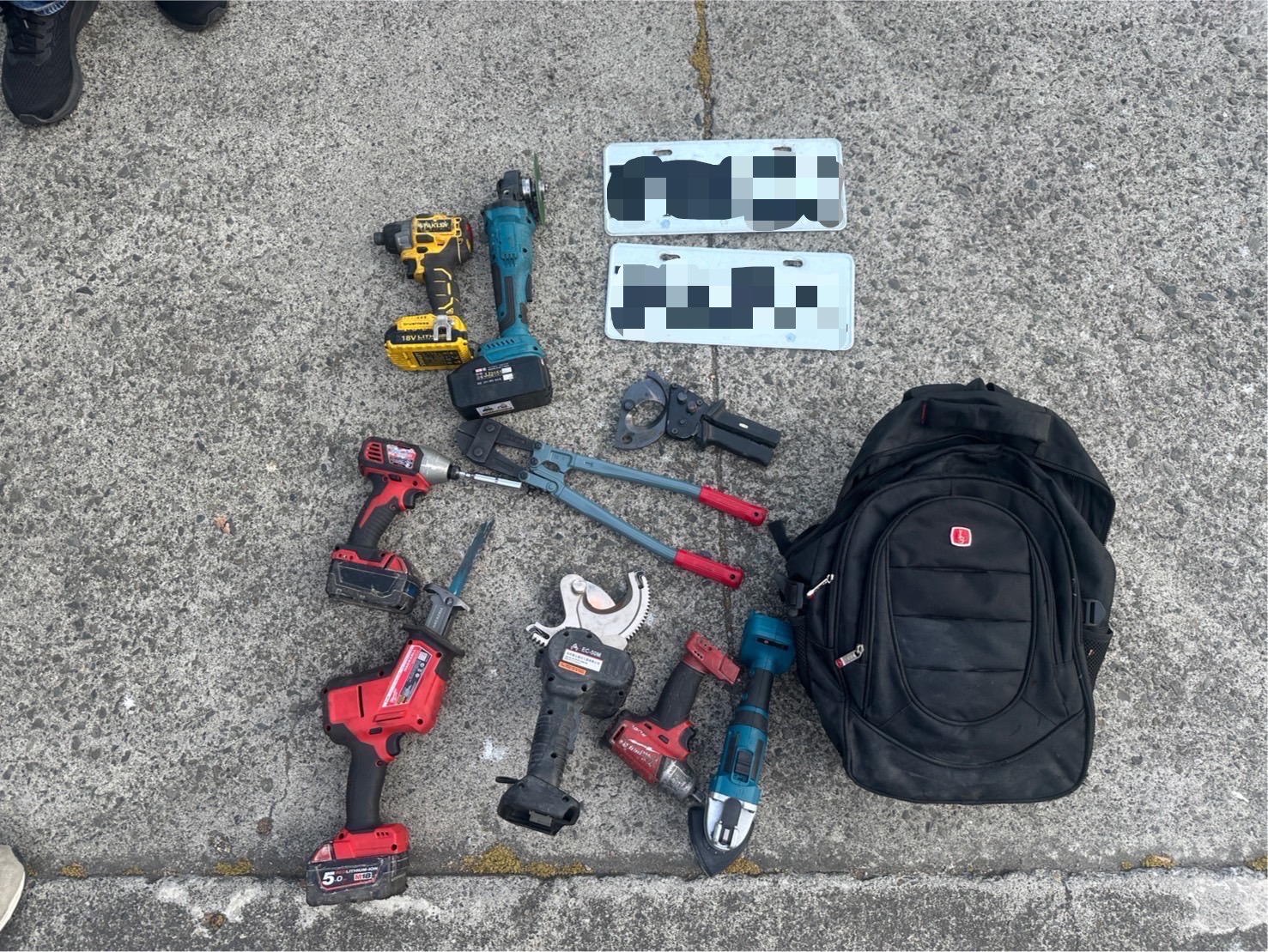 ▲警方場查扣電纜線剝皮機、做案工具一批(油壓剪、電線切割器)、涉案車牌及安非他命毒品1包(毛重1.09公克)。（圖／記者陳彥霖翻攝）