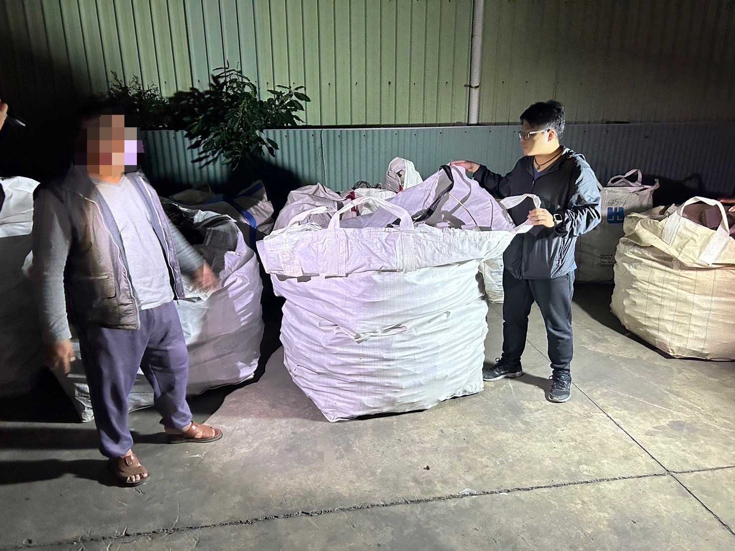 ▲警方循線追查至安定區廢五金回收場，查扣遭竊電纜線473.5公斤。（圖／記者陳彥霖翻攝）