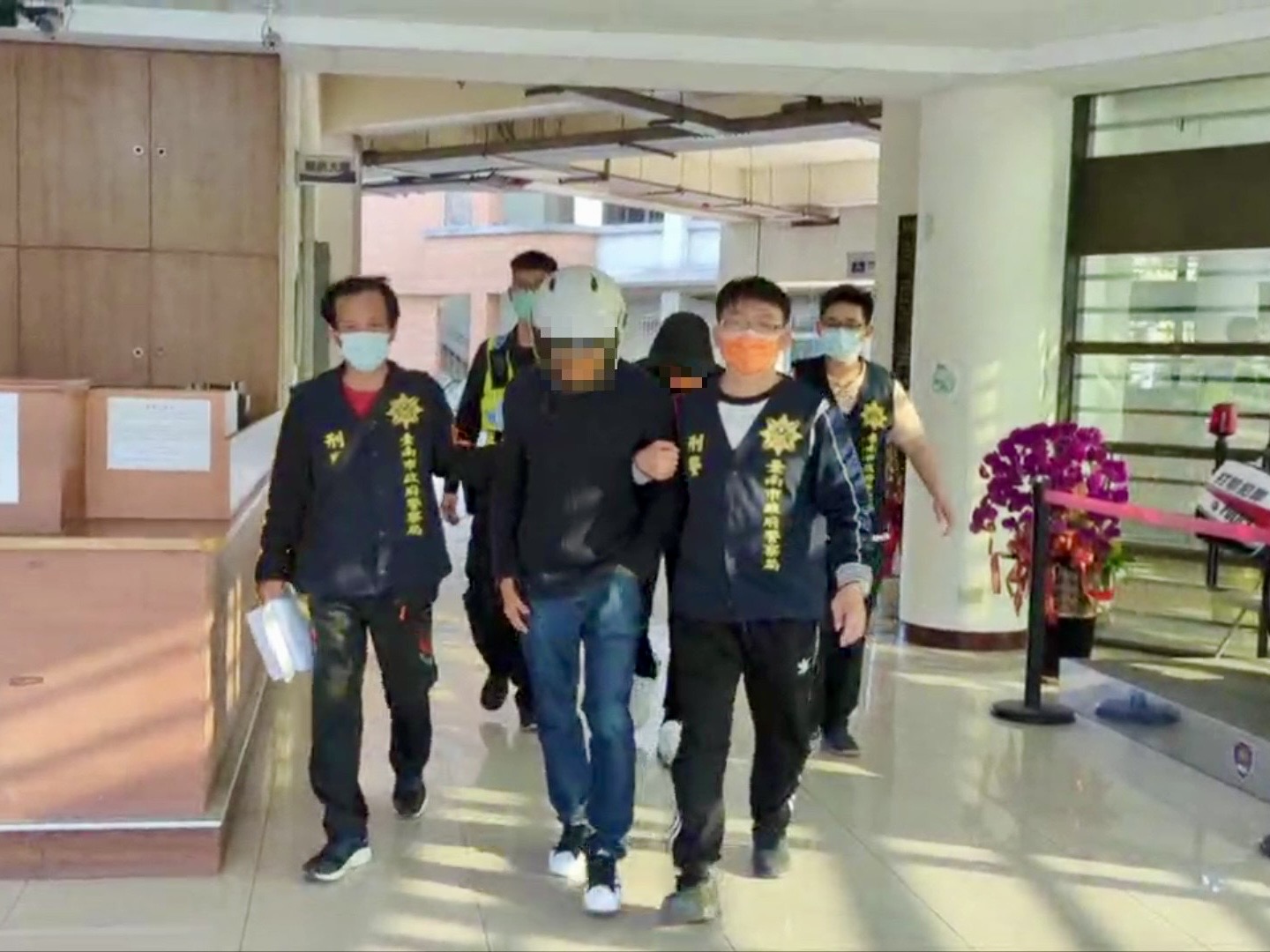 ▲台南警方破獲以厲姓主嫌為首的暴力犯罪集團,成功救出2名人頭帳戶被害人。(圖/南市刑警大隊提供)