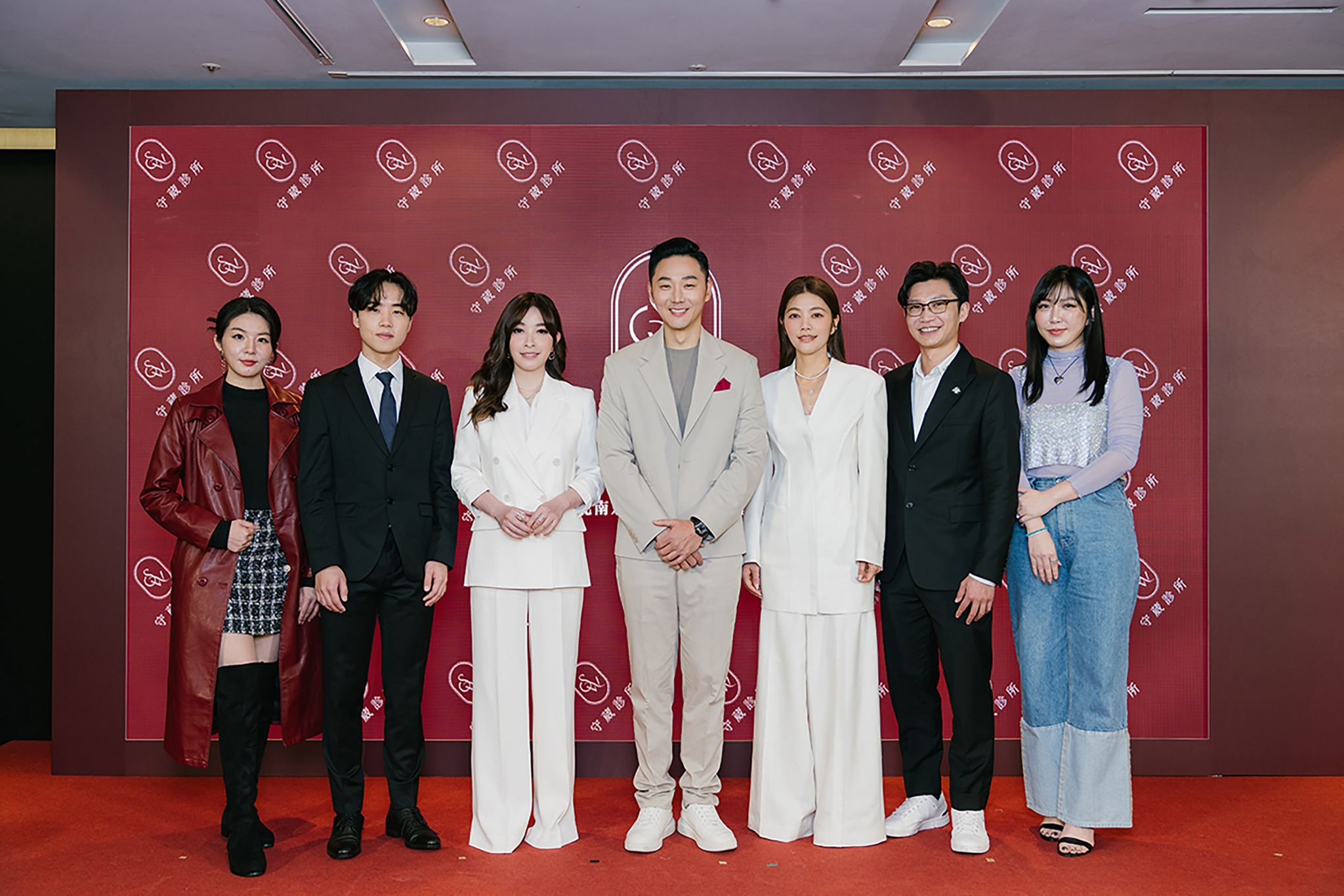 ▲視覺匿齡女神許路兒、時尚女王許維恩兩姊妹受邀出席,歡慶台北南京微風店盛大開幕。左至右分別為守葳醫美集團公關總監江佳燕、台北店院長盧建勳、品牌大使許維恩、營運長韓睿毅、品牌大使許路兒、總院長陳裕恩、醫美總監謝欣潔。(圖/創新聞記者陳光蘊翻攝)