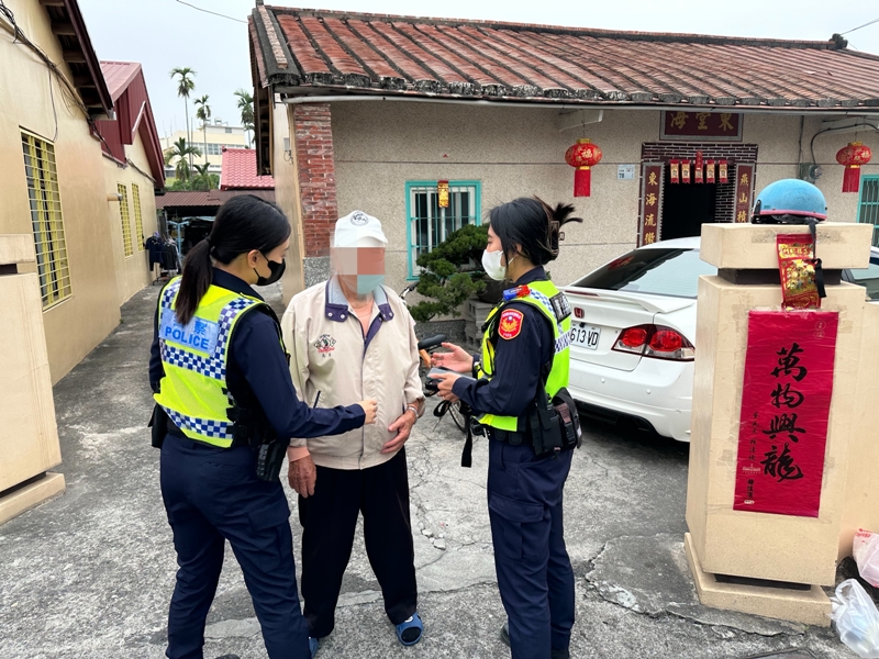 ▲失智友善的一天.內埔警員熱心載返家(記者 黃婉柔 翻攝)