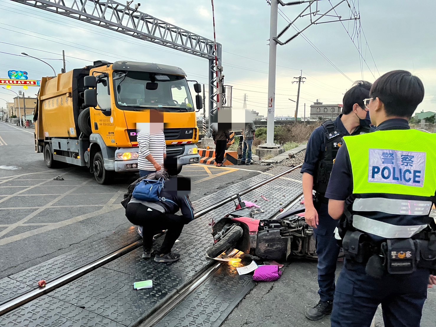 ▲佳冬鄉佳豐路鐵路平交道旁交通事故說明(記者 黃婉柔 翻攝)