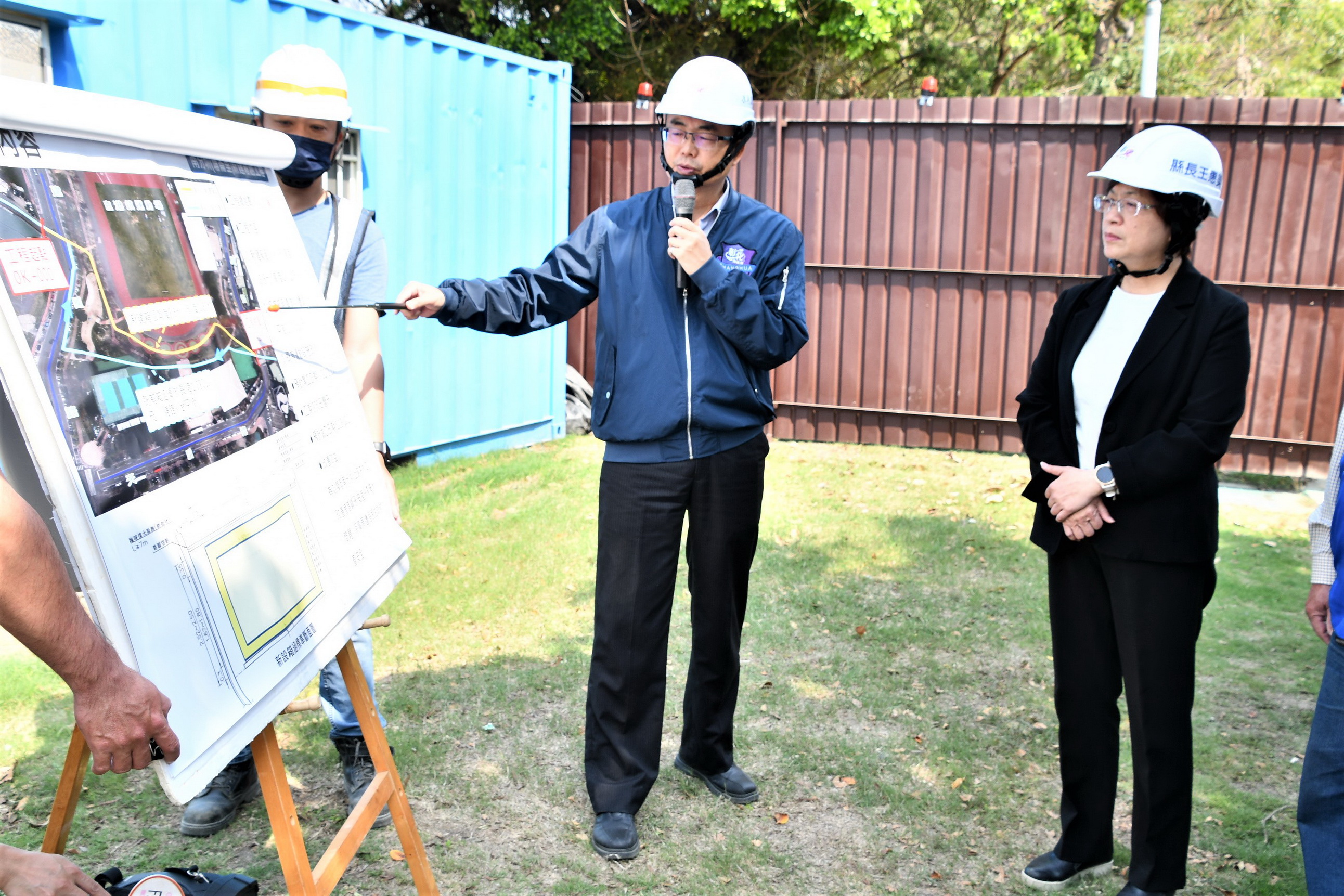▲彰化縣長王惠美與民代等人前往鹿港鎮視察南分圳(埔崙里)新建箱涵、施厝巷道路改善工程，挹注4,711萬元經費，未來可以減少市區淹水問題。（記者張溎壕攝）