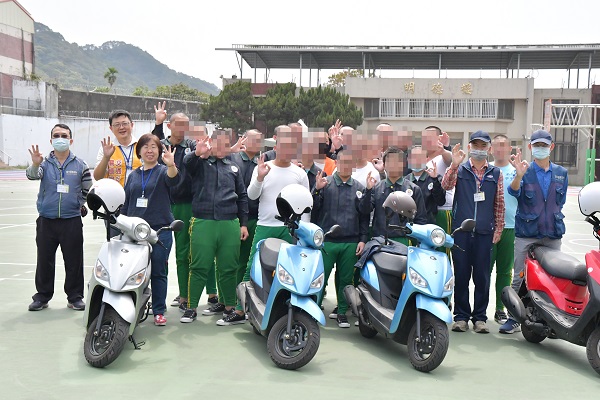 ▲勵志中學舉辦「安全騎士」校園考駕照活動，有28名順利通過考試，在也不怕被警察追。（勵志中學提供）