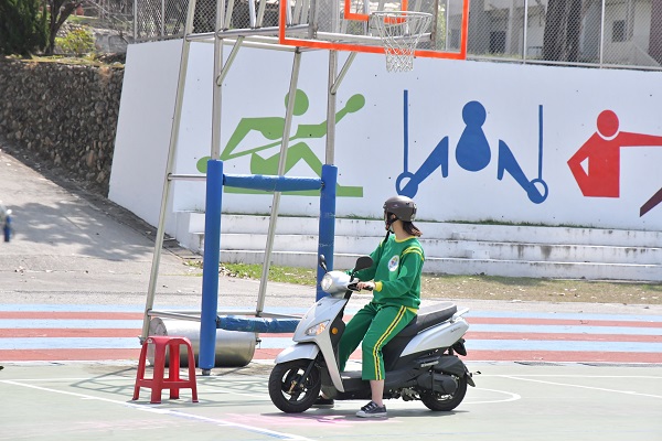 ▲勵志中學舉辦「安全騎士」校園考駕照活動，有28名順利通過考試，在也不怕被警察追。（勵志中學提供）