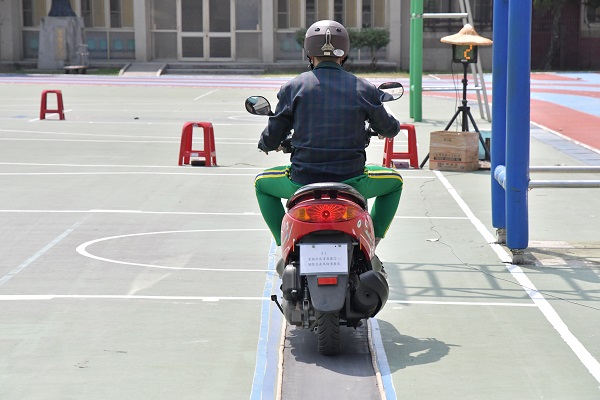 ▲勵志中學舉辦「安全騎士」校園考駕照活動，有28名順利通過考試，在也不怕被警察追。（勵志中學提供）