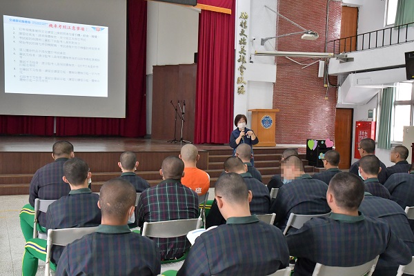 ▲勵志中學舉辦「安全騎士」校園考駕照活動，有28名順利通過考試，在也不怕被警察追。（勵志中學提供）