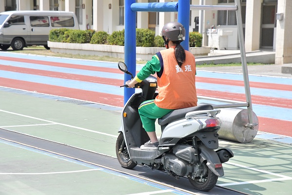 ▲勵志中學舉辦「安全騎士」校園考駕照活動，有28名順利通過考試，在也不怕被警察追。（勵志中學提供）