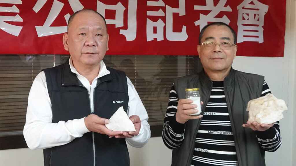 ▲北原礦業股份有限公司董事長詹德成於21日下午召開記者會,控訴林業署玩弄文字失職瀆職,要求歸還採礦權。(記者林明佑攝)