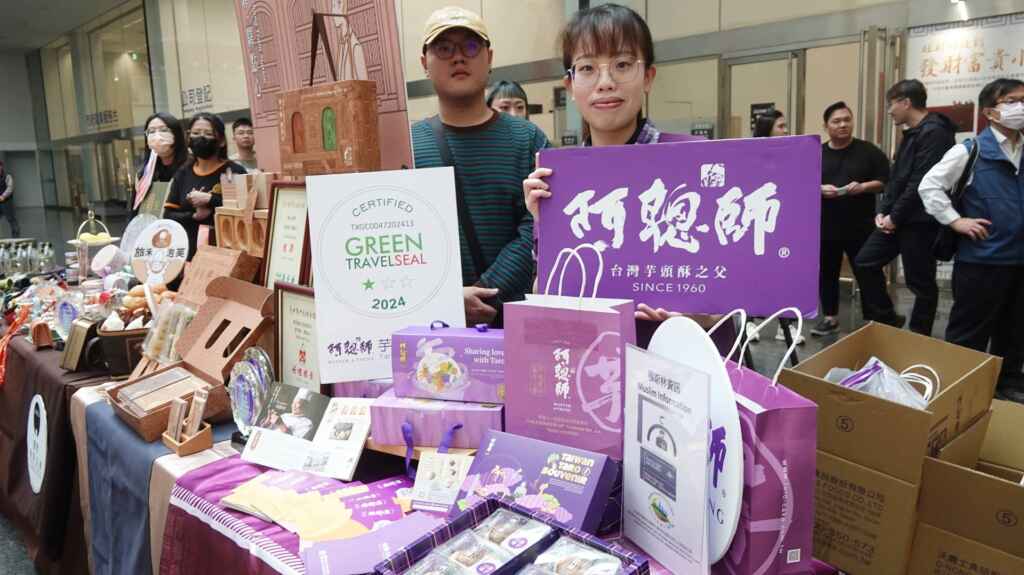 ▲阿聰師芋頭文化館業務黃鈺婷表示，阿聰師芋頭文化館去年通過穆斯林認證產品，提供穆斯林朋友安心食用，今年更獲得ESG旅行標章認證，期望讓每一位到大安遊玩的旅客、品嘗到糕餅的客人們都能細細品嘗在地之美。（記者林明佑攝）