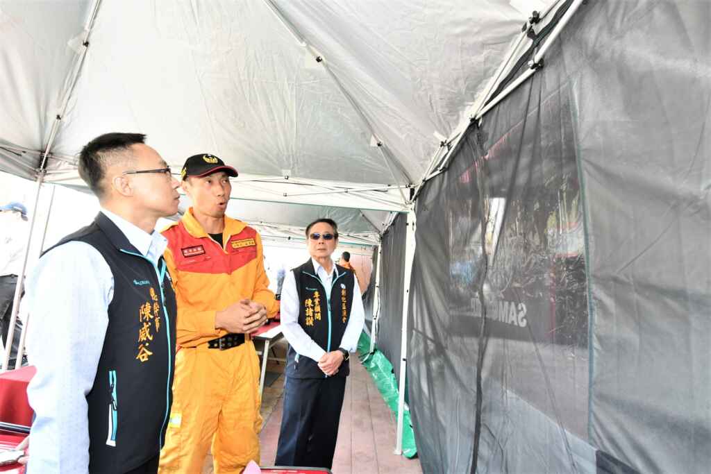 ▲彰化區漁會總幹事陳威谷、專業顧問陳諸讚聽取搜救隊員解說捐贈帳棚構造。（記者林明佑翻攝）