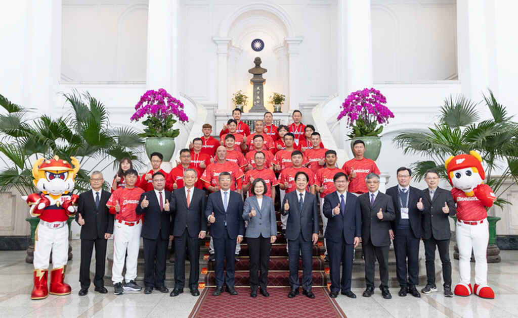 ▲味全龍隊還有許多家喻戶曉的英雄,包括張泰山、林智勝、吉力吉撈・鞏冠、郭天信等,都是讓味全龍奪冠的致勝因素。(總統府提供)