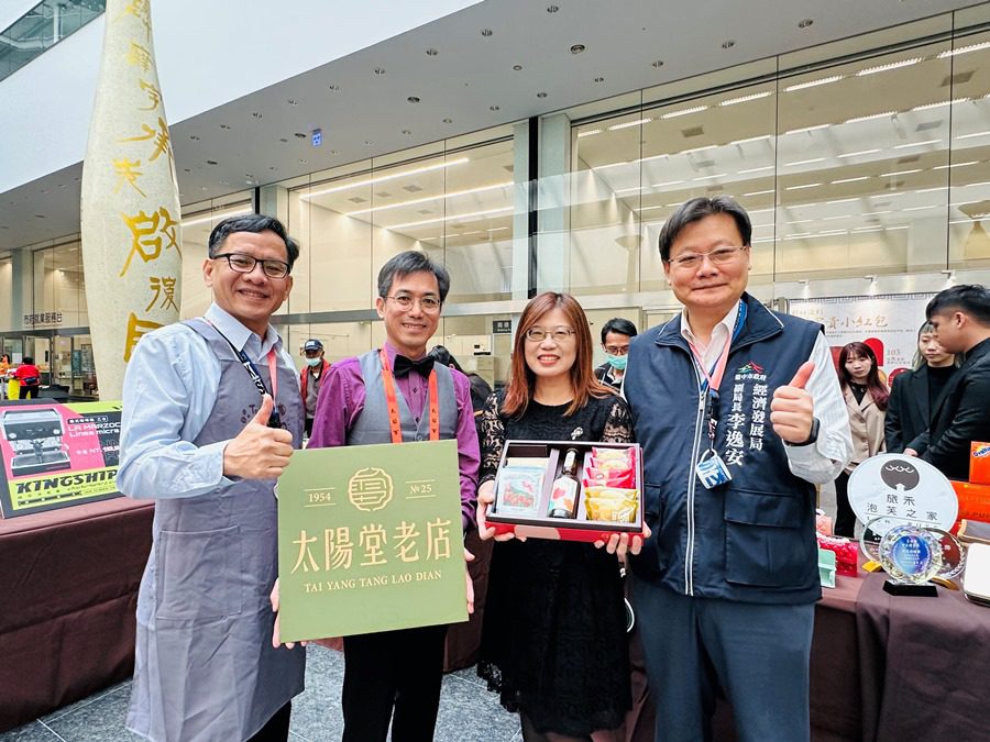 「台中好餅x台灣好咖x中苗地酒」市集推出整合台中太陽餅、南投咖啡及台中地酒的優惠禮盒-酒後不開車,安全有保障-酒後不開車,安全有保障。(圖/記者林均和攝)