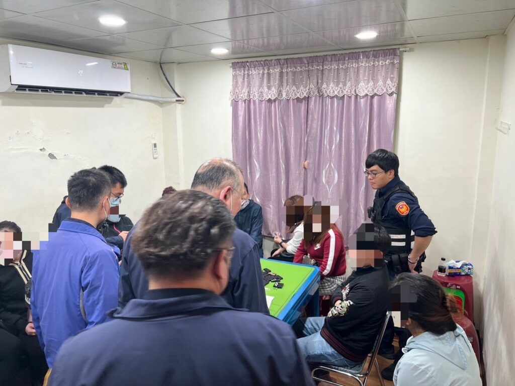 經警方監控蒐證並落實清查，發現該址經營天九牌職業賭場