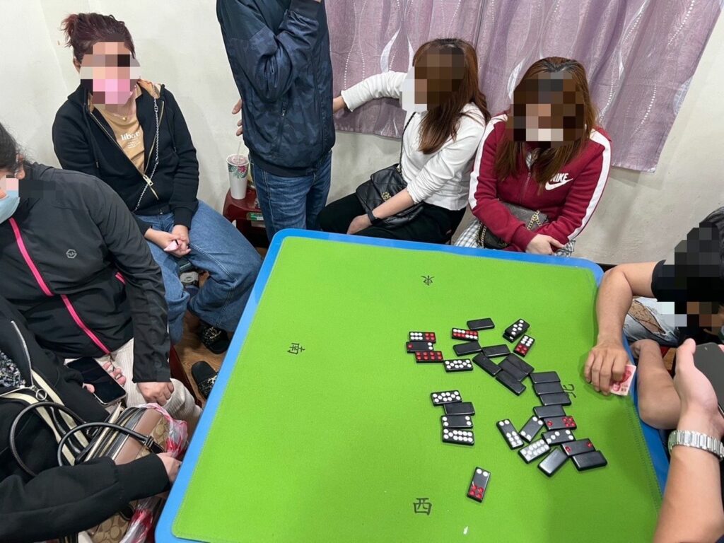 經警方監控蒐證並落實清查，發現該址經營天九牌職業賭場