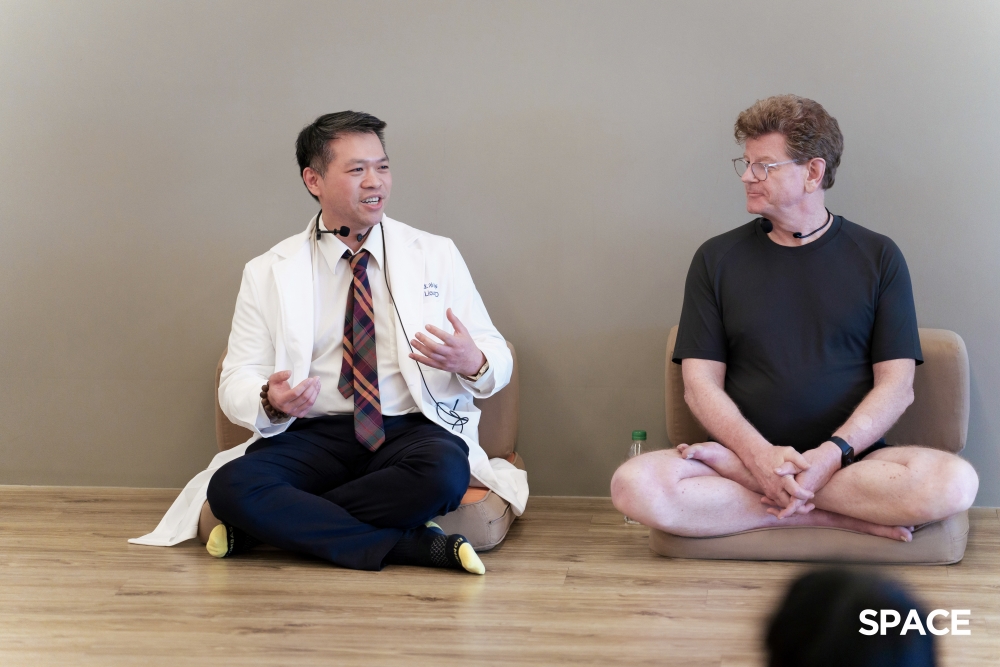 【SPACE 集團特邀國際瑜珈大師 Doug Keller 聯合哈佛醫學院腦神經專家 Dr. Jeff,將腦神經科學帶入瑜珈,開啟心靈共振的新視野。(圖/SPACE 集團提供)】