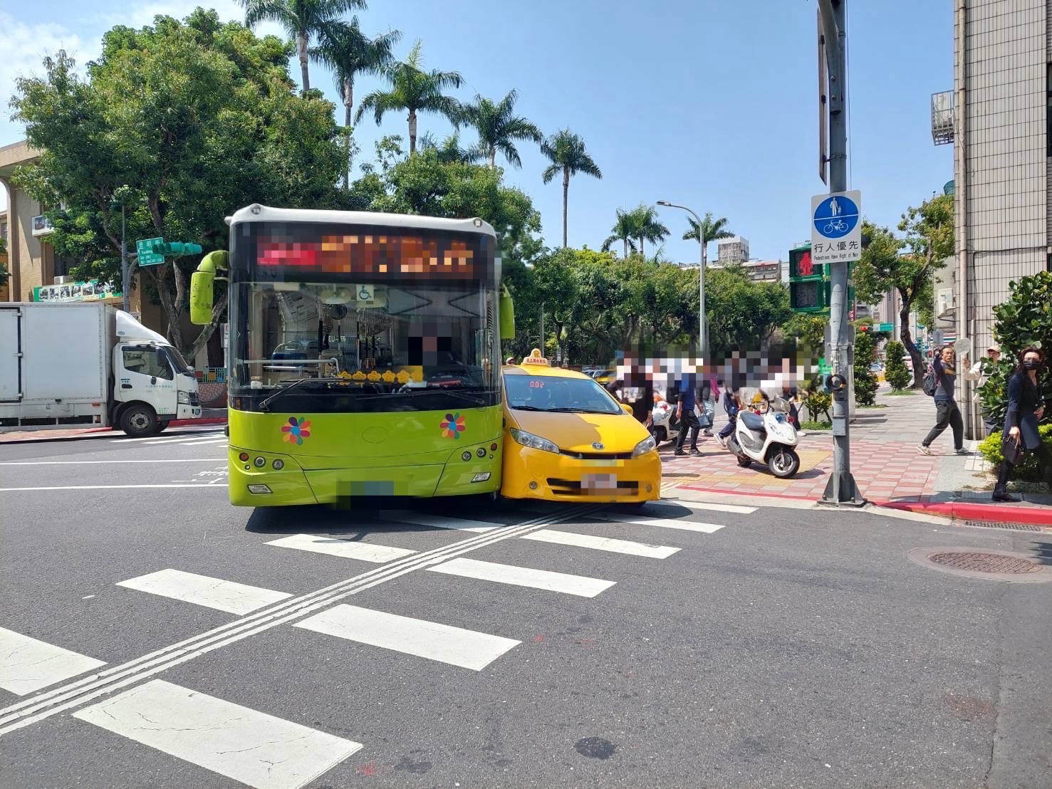 兩車起步時同時在左轉彎而發生擦撞，所幸現場無人受傷。 （圖/記者 張泓笙翻攝）