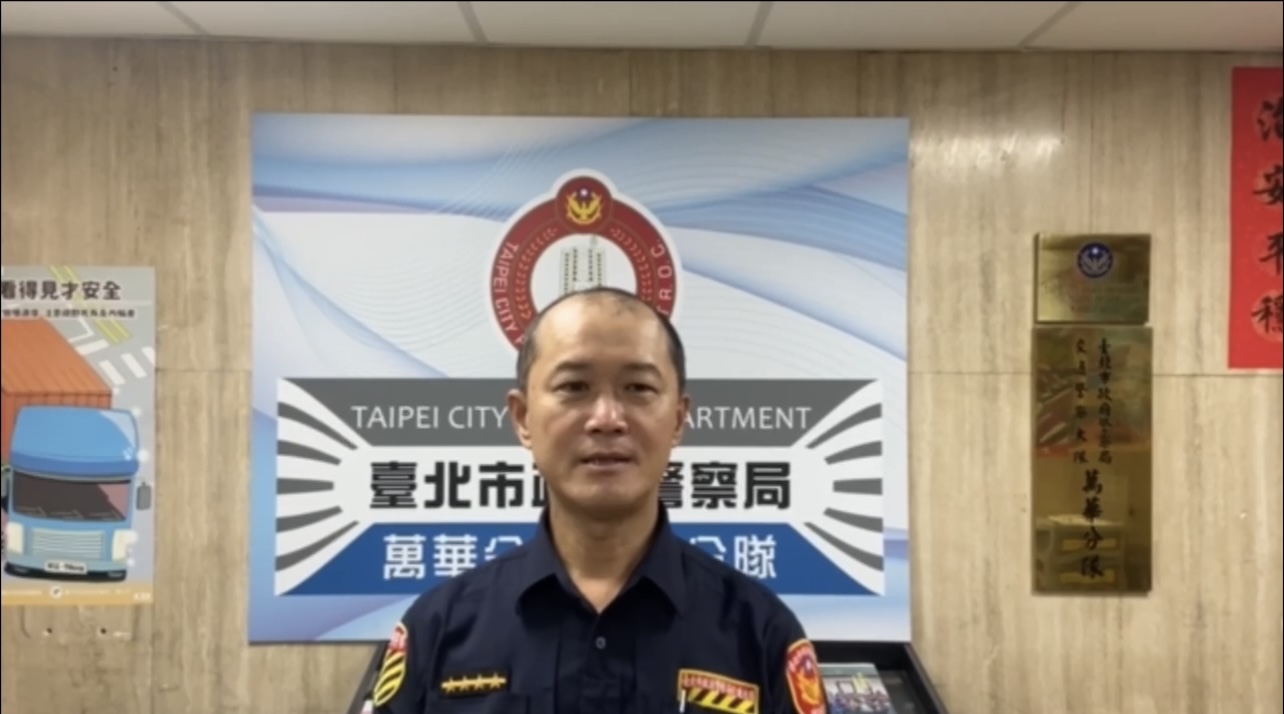 交通分隊小隊長張智為說明案情呼籲用路人，駕駛車輛應隨時注意車輛周邊狀況。 （圖/記者 張泓笙翻攝）