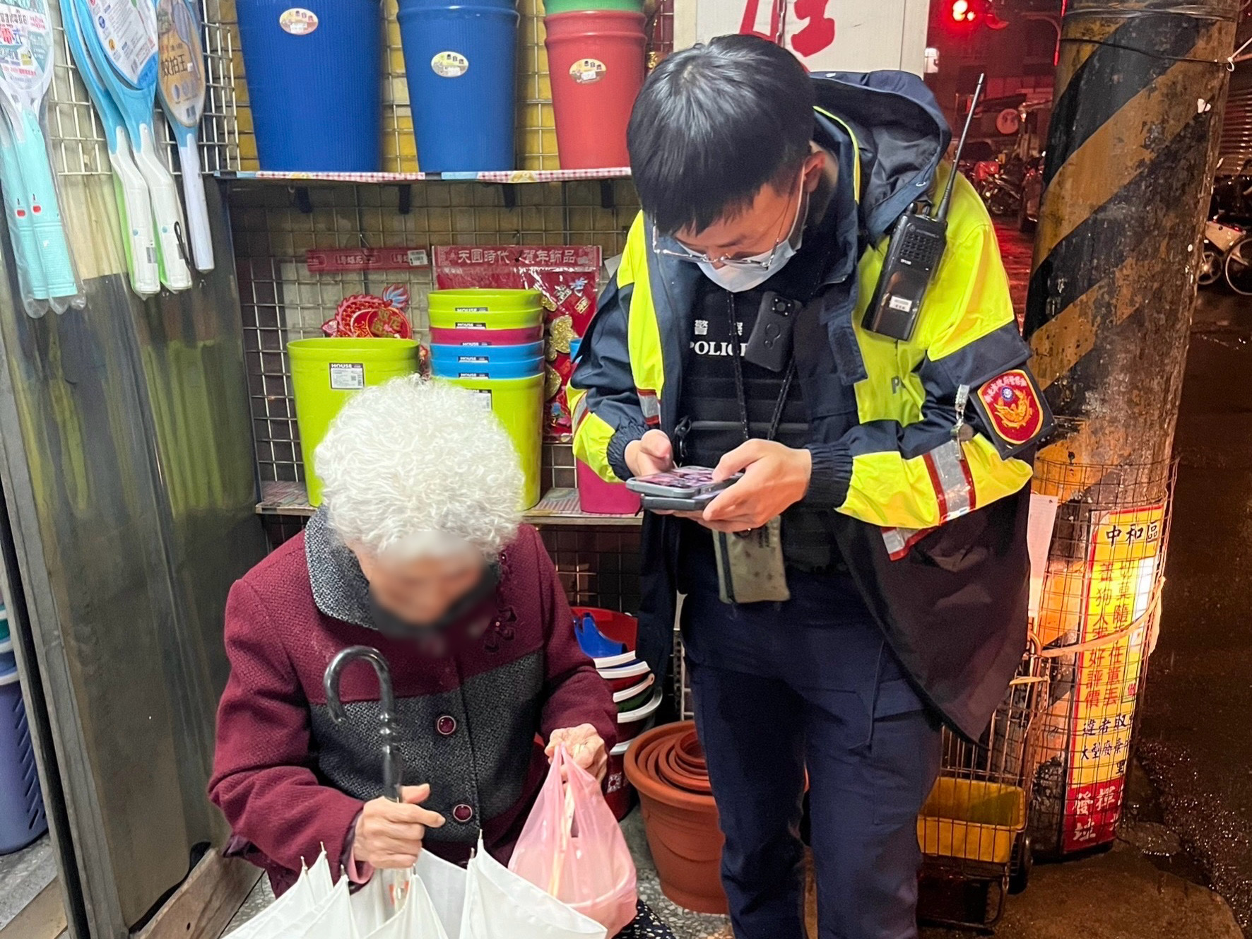 中和警黃登國越看越覺得李婦眼熟，靈機一動查看工作群組即尋到李婦家住址。 （圖/記者 張泓笙翻攝）