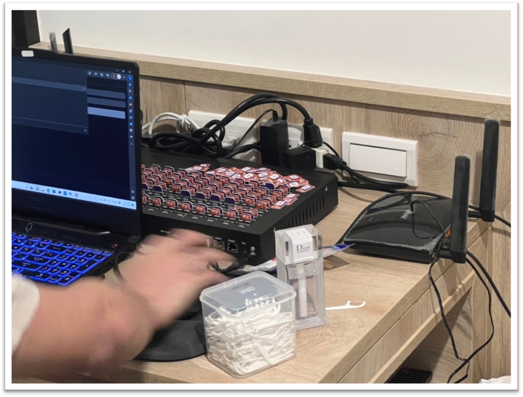 調查局查獲的數位式移動設備(Digital Mobile Trunk,簡稱「DMT」、「貓池」)。(記者張欽翻攝)