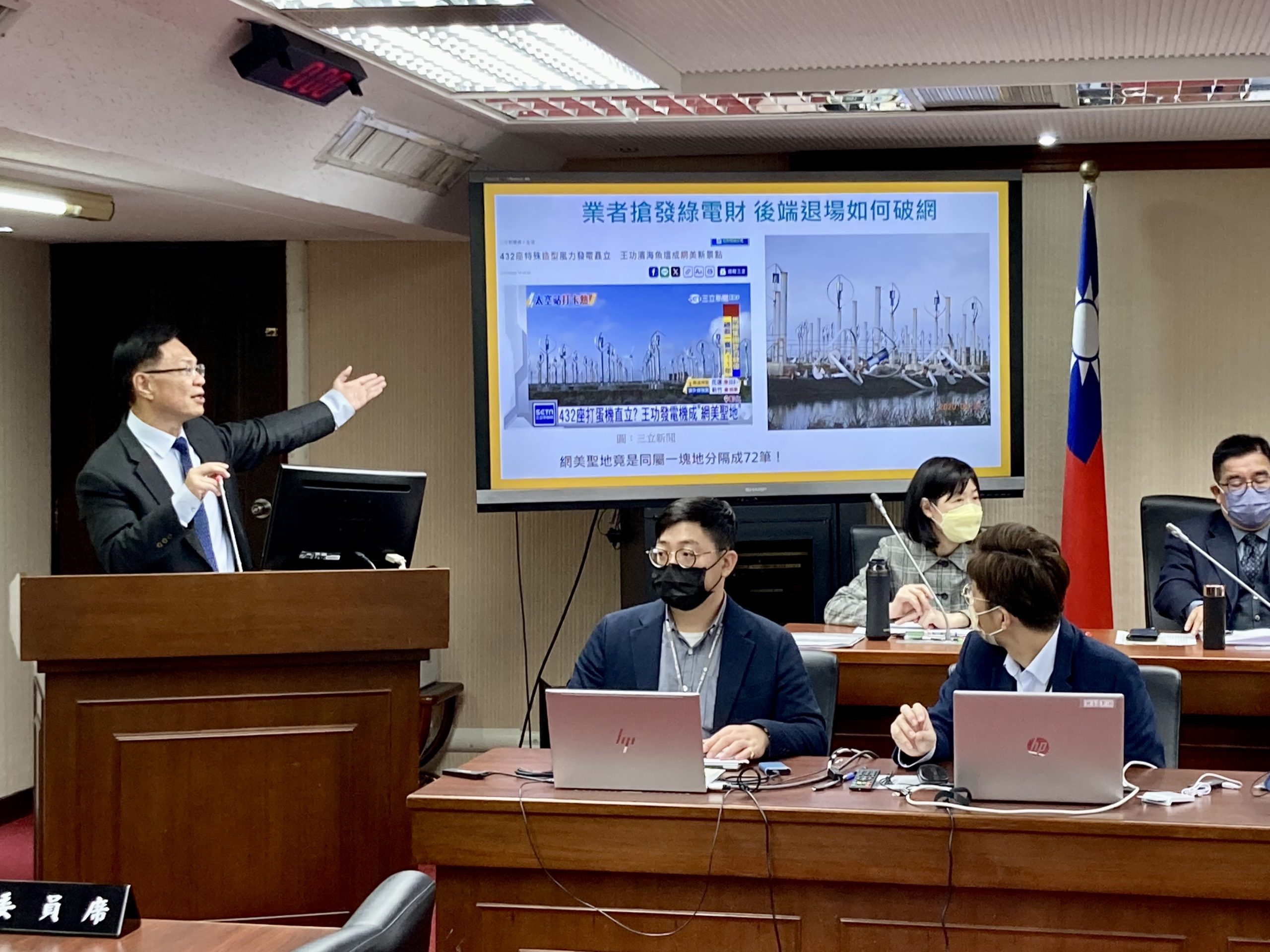 張啓楷指出,壽命到期的綠電場可能造成公共安全及汙染問題,讓許多當地居民深感憂慮。(圖\張啟楷國會辦公室提供)