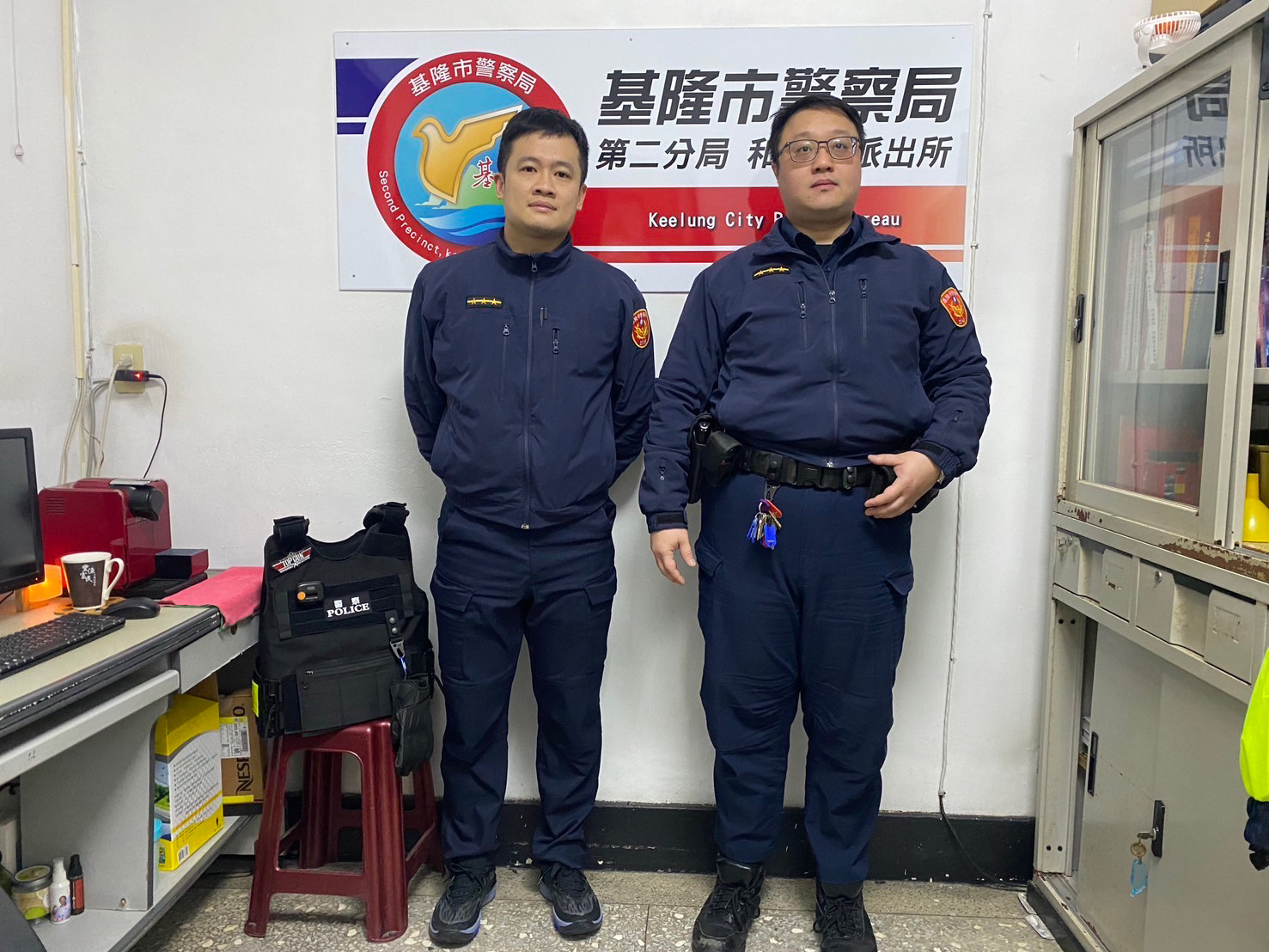 基隆市警察局第二分局和一路派出所警員鄭旭翔(左)、許文明(右)。(記者薛秀蓮翻攝)