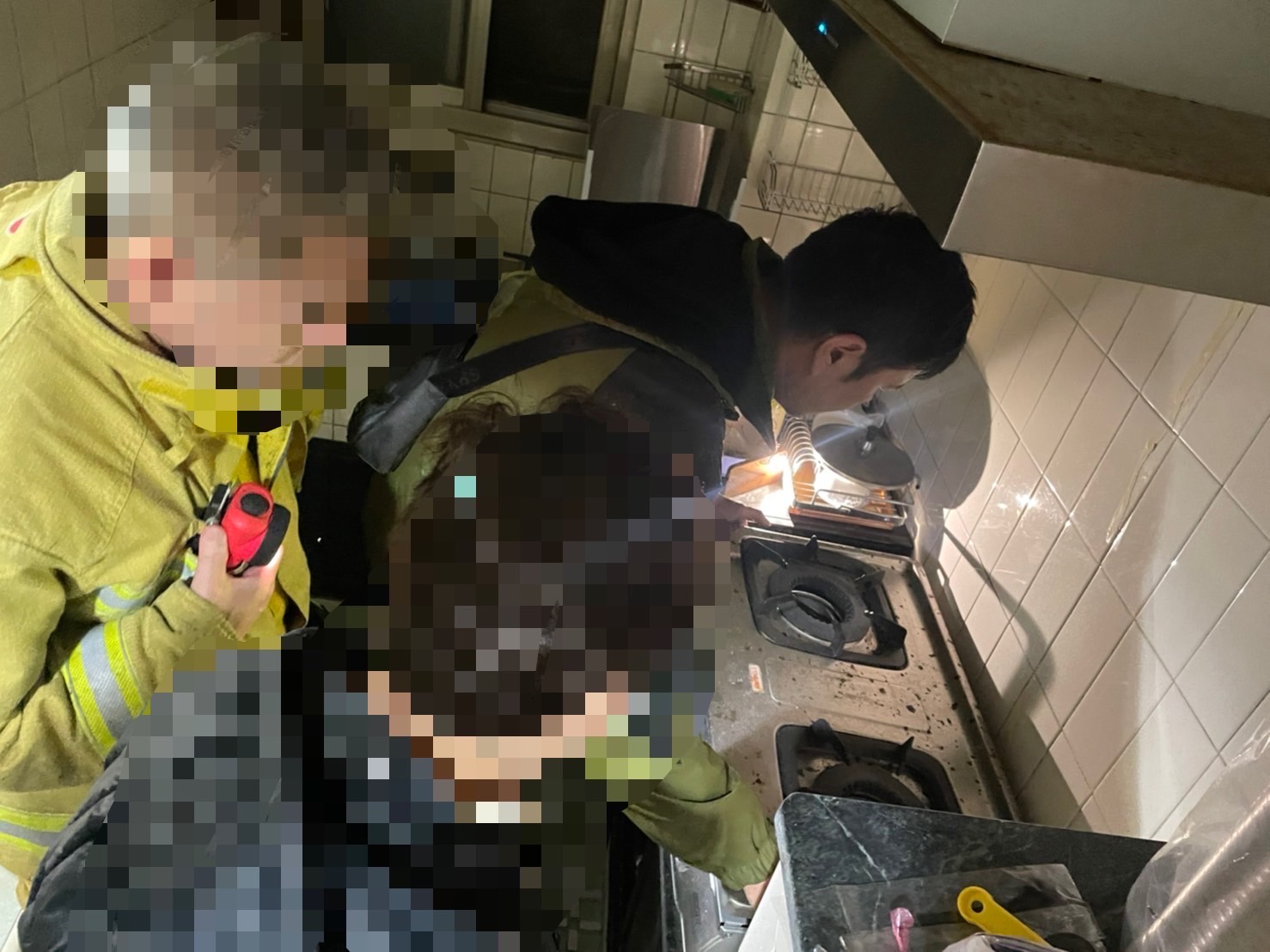 警方接獲民宅有瓦斯外洩報案,聯合消防人員現場排除危機。(記者薛秀蓮翻攝)