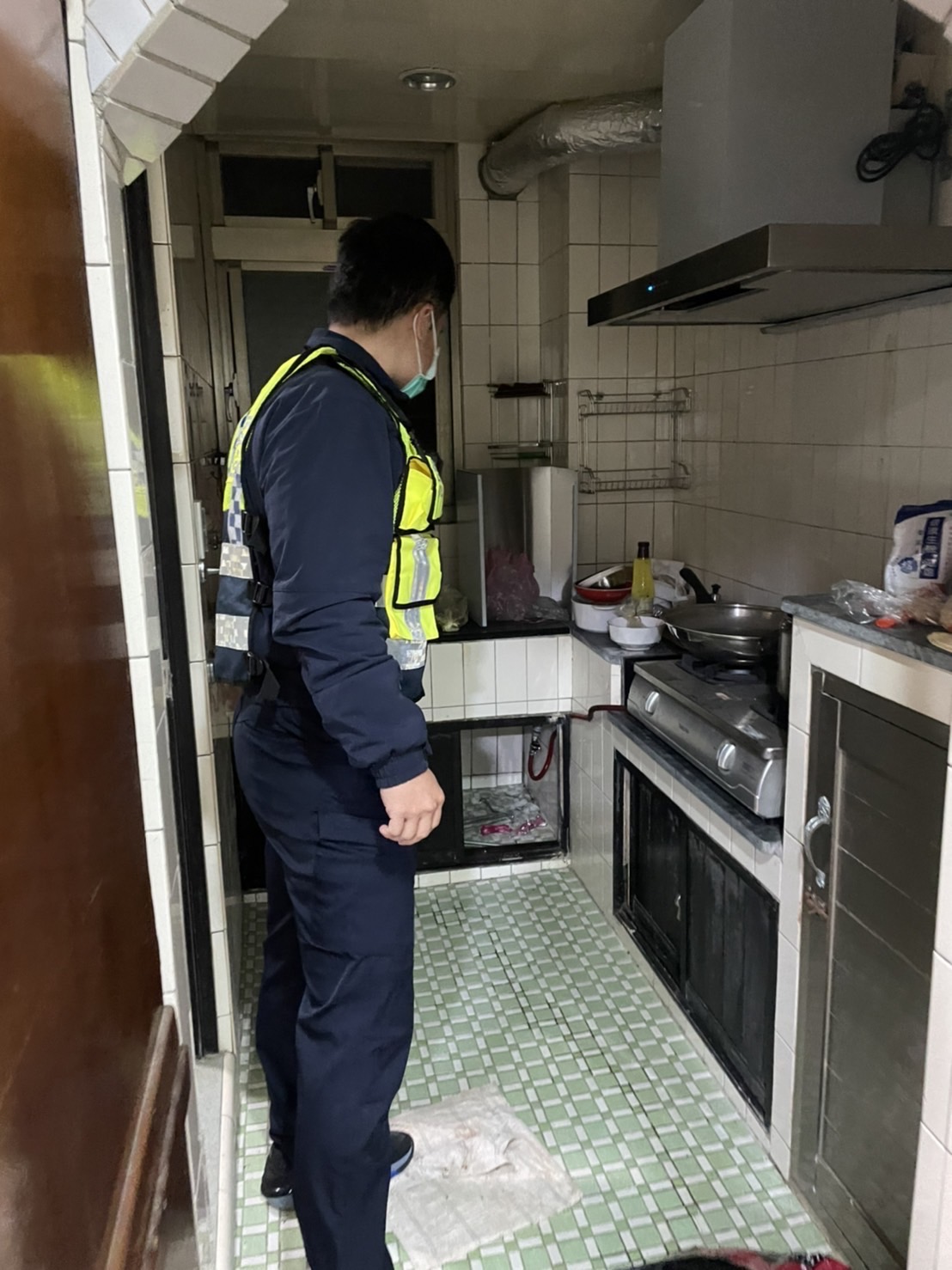 警方接獲民宅有瓦斯外洩報案,聯合消防人員現場排除危機。(記者薛秀蓮翻攝)