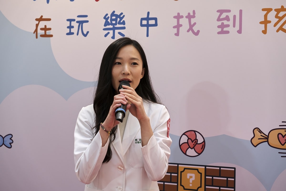 ▲親職講座由職能治療師沈沁瑩(黛比老師)分享。