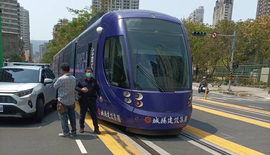 小客車違規左轉撞輕軌 警方迅速排除