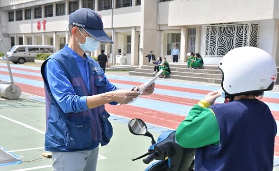 勵志中學舉辦「安全騎士」校園考駕照28名學生通過考試