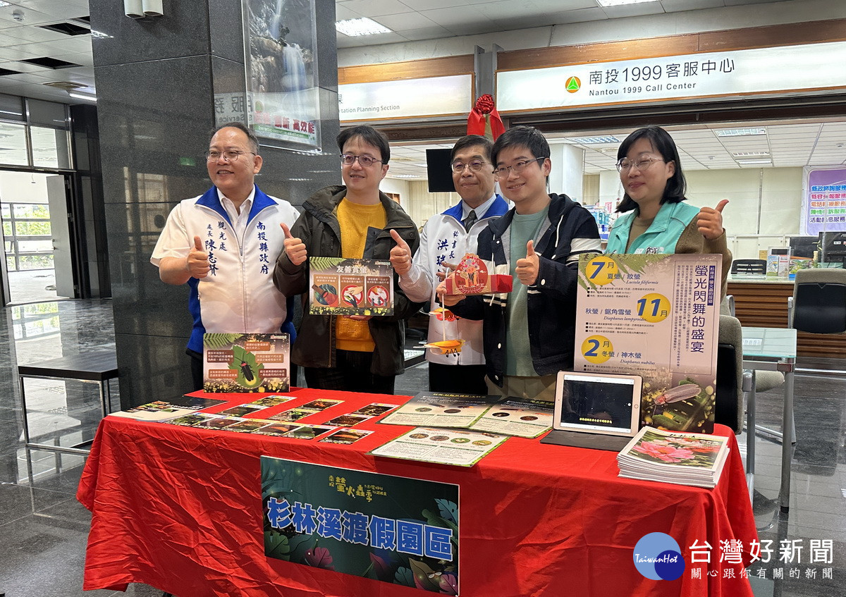 洪秘書長林議員與陳處長林助理等巡訪各攤位。(記者扶小萍攝)