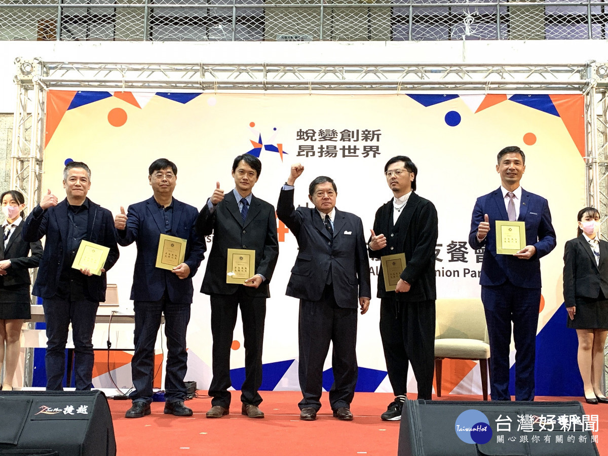 徐旭東董事長(中)也將於校友餐會中表揚元智大學本屆傑出校友