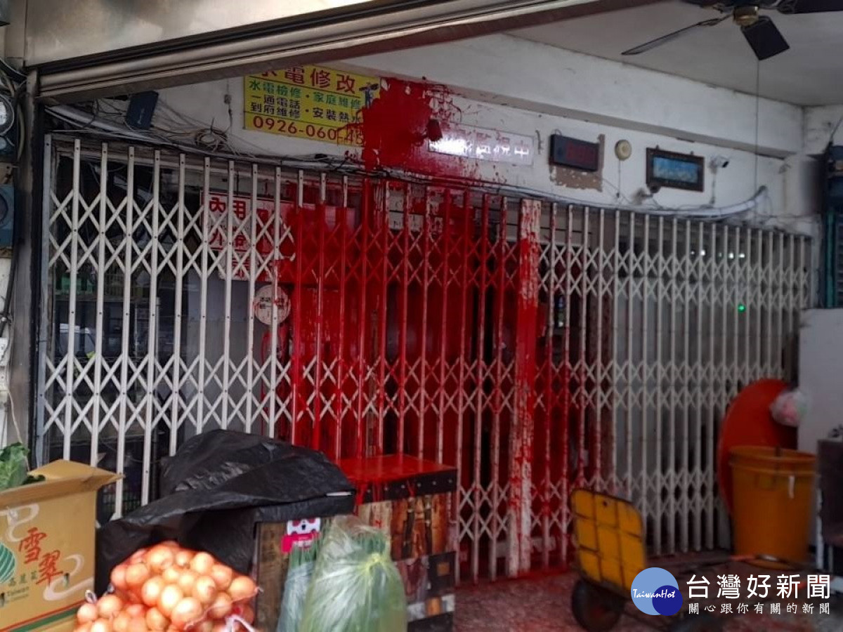 興國派出所旁志廣路上的一間小吃店，遭2名犯嫌潑灑紅色油漆。