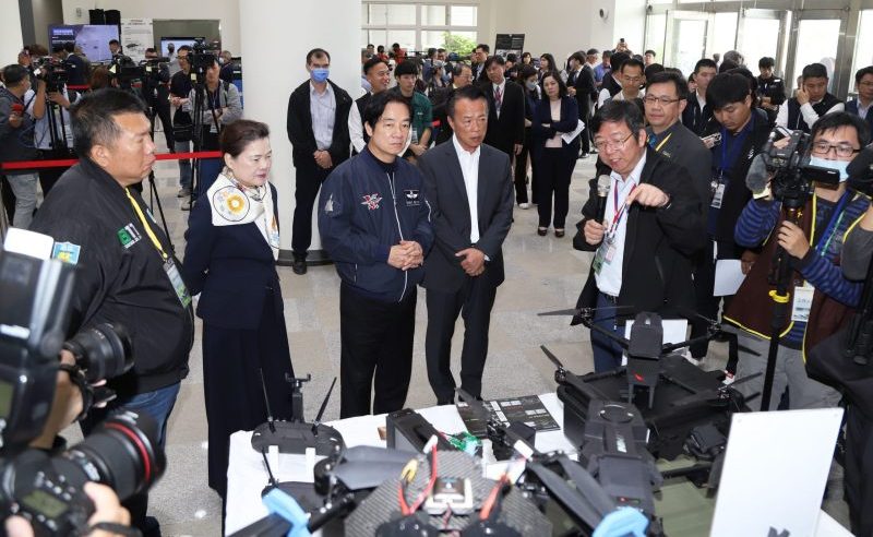 賴清德訪視亞創中心 支持無人機產業發展