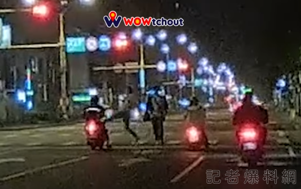 猴子 過馬路 無影腳 踹機車 自摔