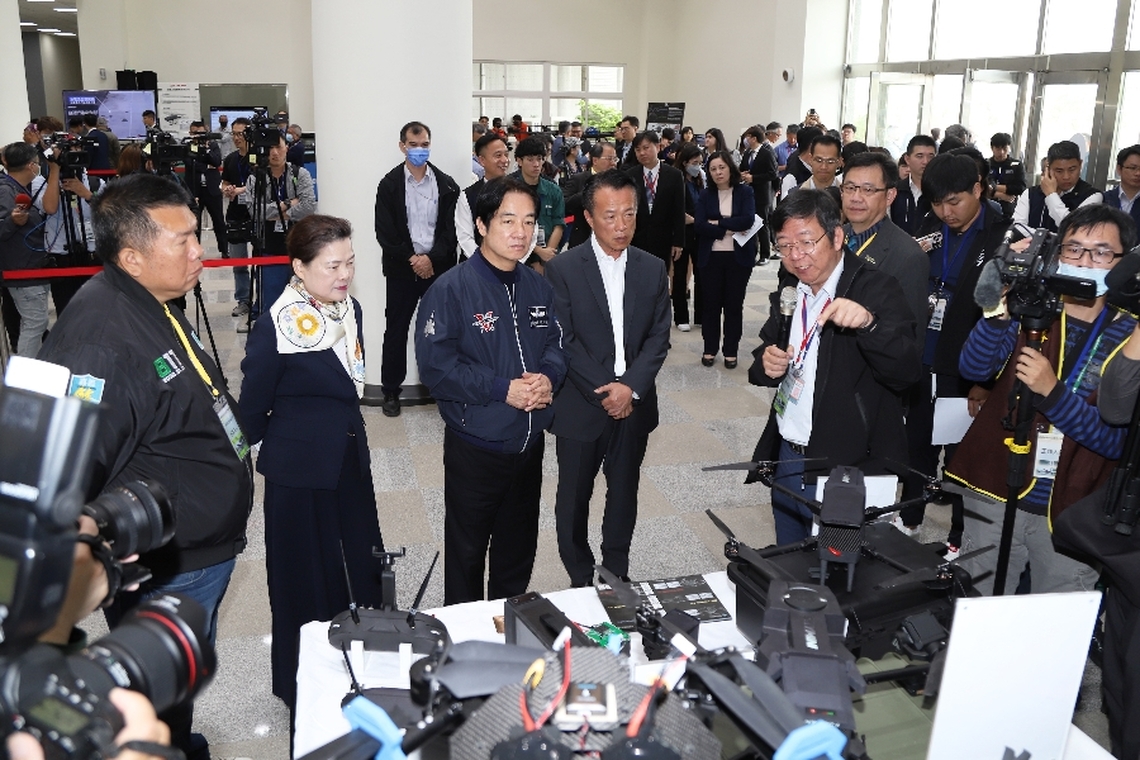 副總統賴清德訪視亞創中心 以行動支持無人機產業發展