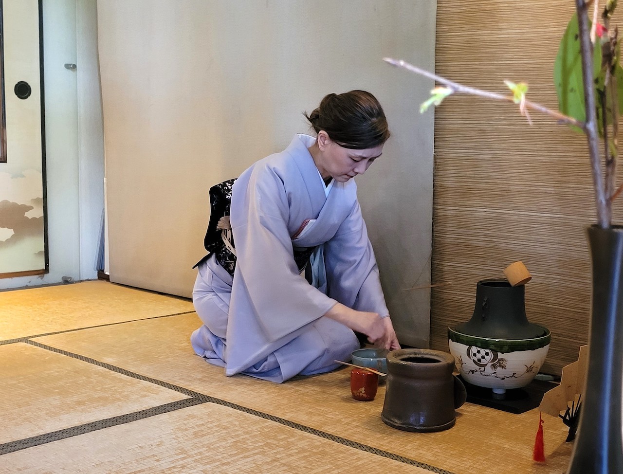 ▲台灣首位取得日本裏千家茶道准教授資格的鄭姵萱老師(圖:記者 陳宜汶 翻攝)
