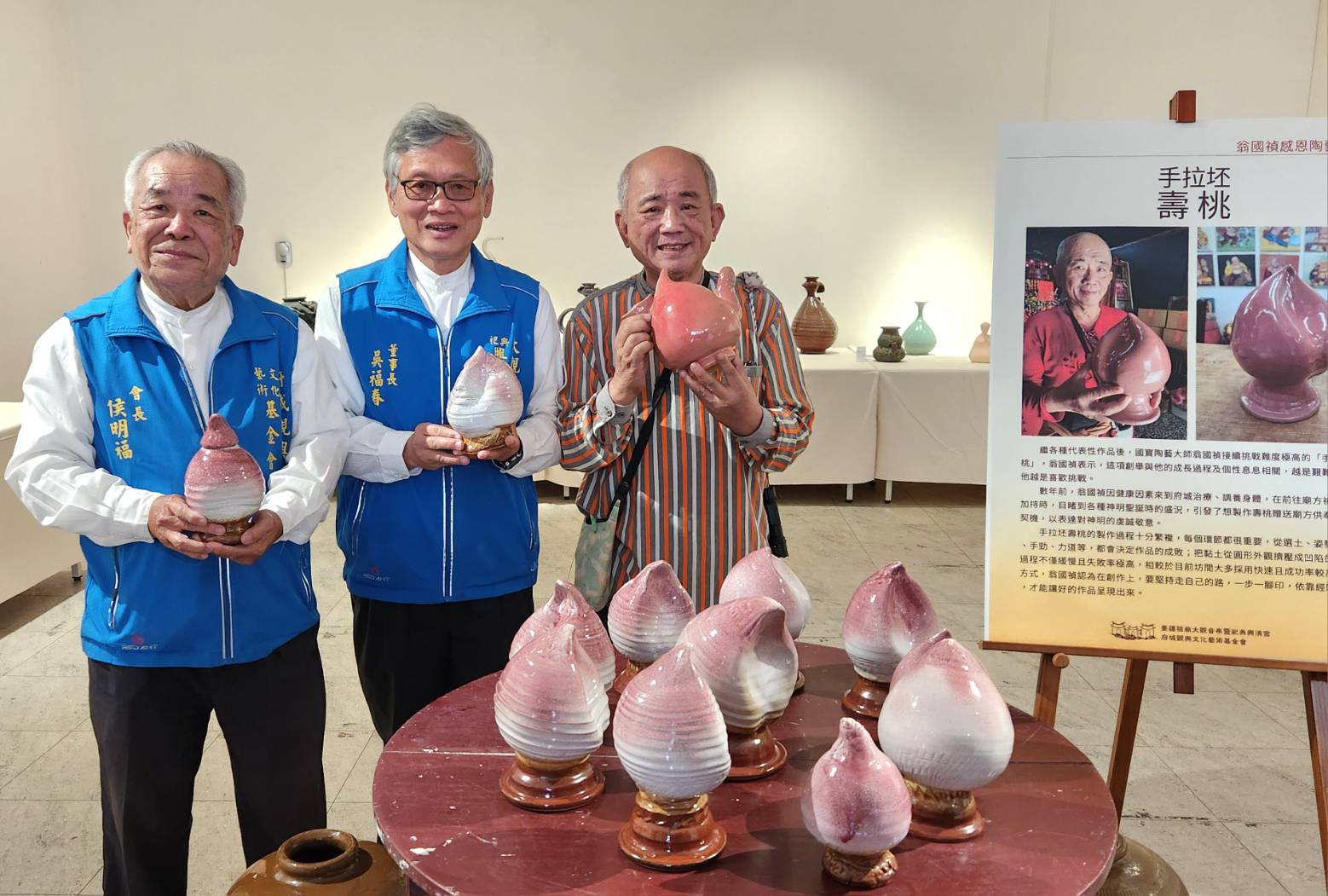 ▲翁國禎感恩陶藝展即日起在亭宮觀興學院展出歷年創作的39件作品。(圖/記者陳彥霖攝2024.03.22)
