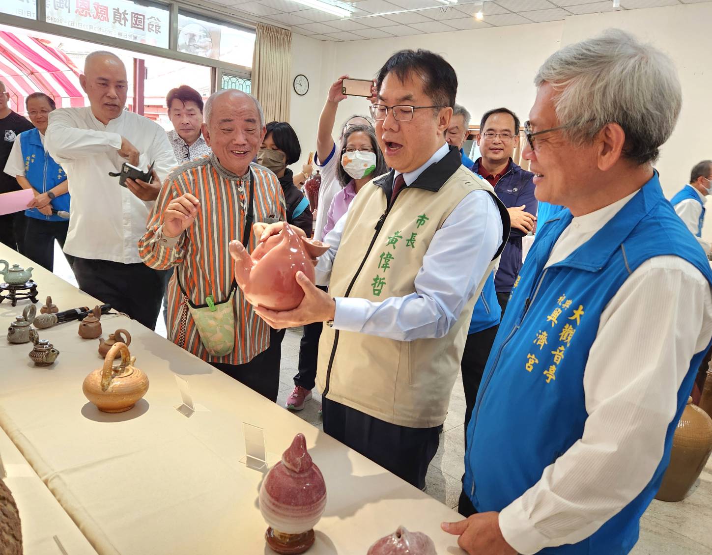 ▲市長黃偉哲也駐足欣賞翁大師巧奪天工之作品。（圖／記者陳彥霖攝2024.03.22）