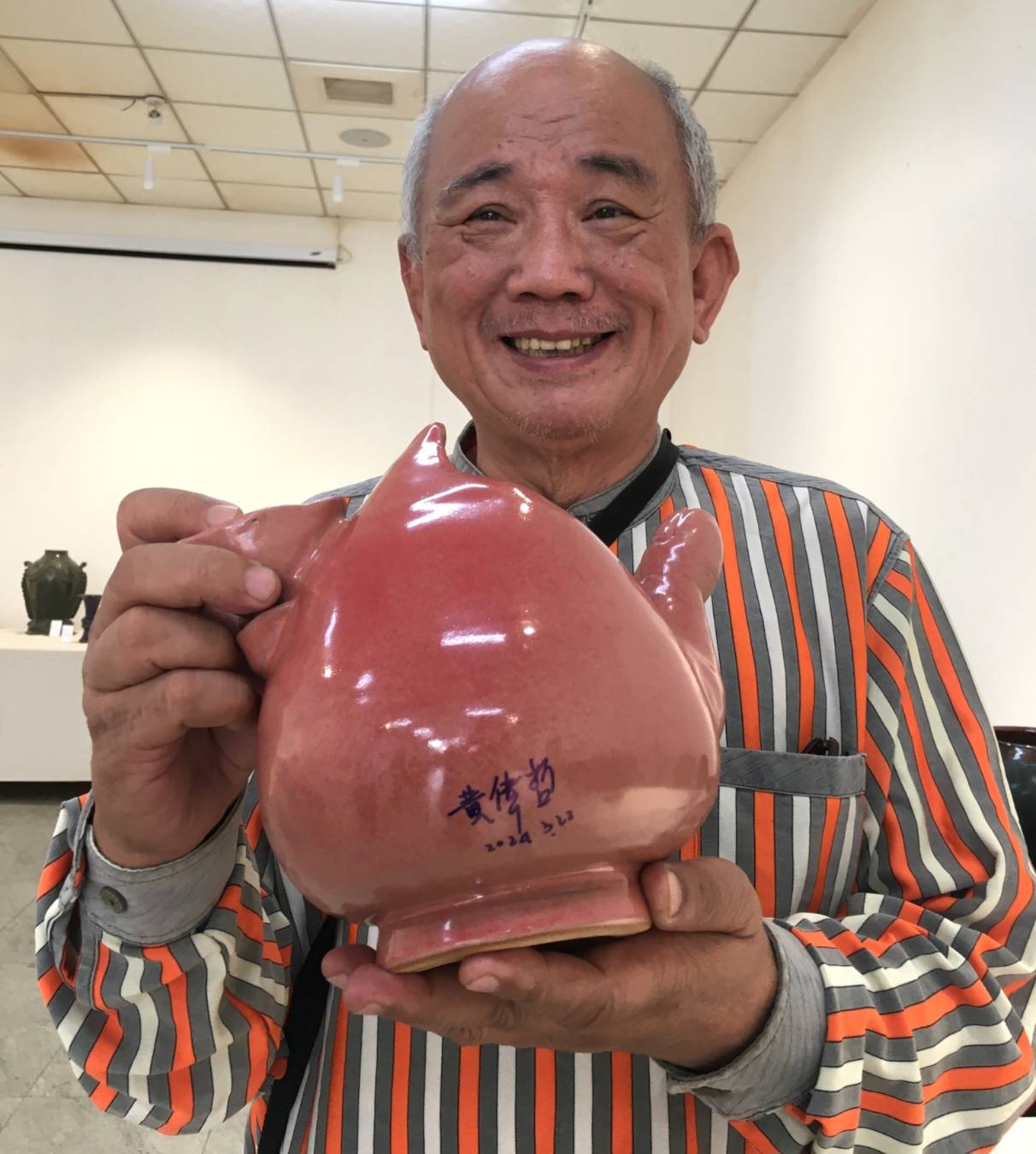 ▲國寶陶藝大師翁國禎（右一）結緣新生龍寶寶壽桃一顆，限量60位。（圖／記者陳彥霖攝2024.03.22）
