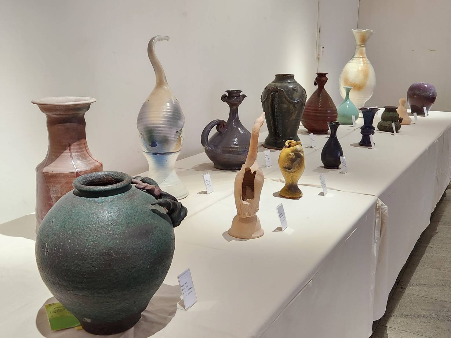 ▲翁國禎感恩陶藝展即日起在亭宮觀興學院展出歷年創作的39件作品。（圖／記者陳彥霖攝2024.03.22）