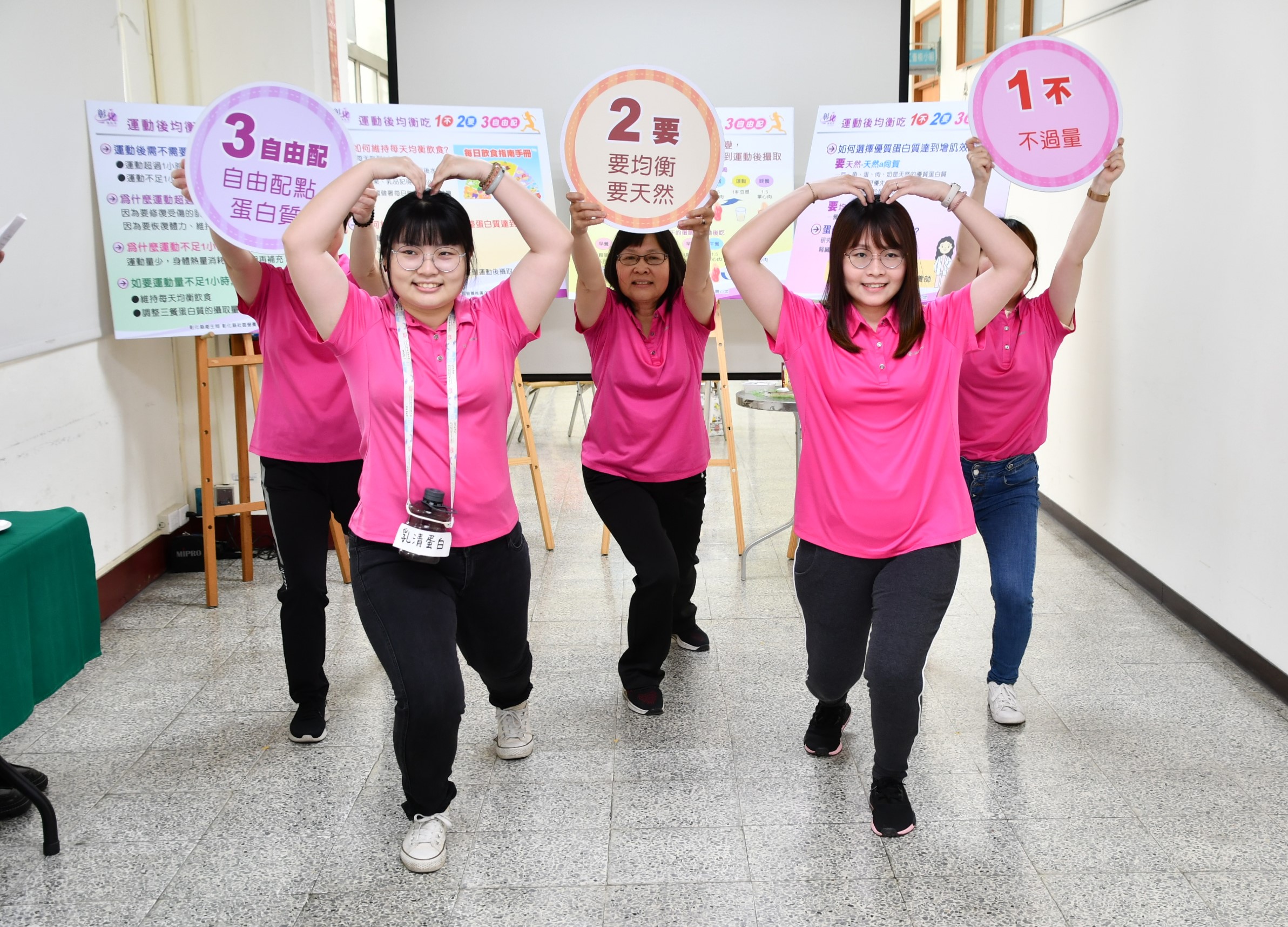 ▲彰化縣衛生局特別設計了運動後飲食組合，協助民眾以健康飲食方式實現理想體態目標。（記者張溎壕攝）