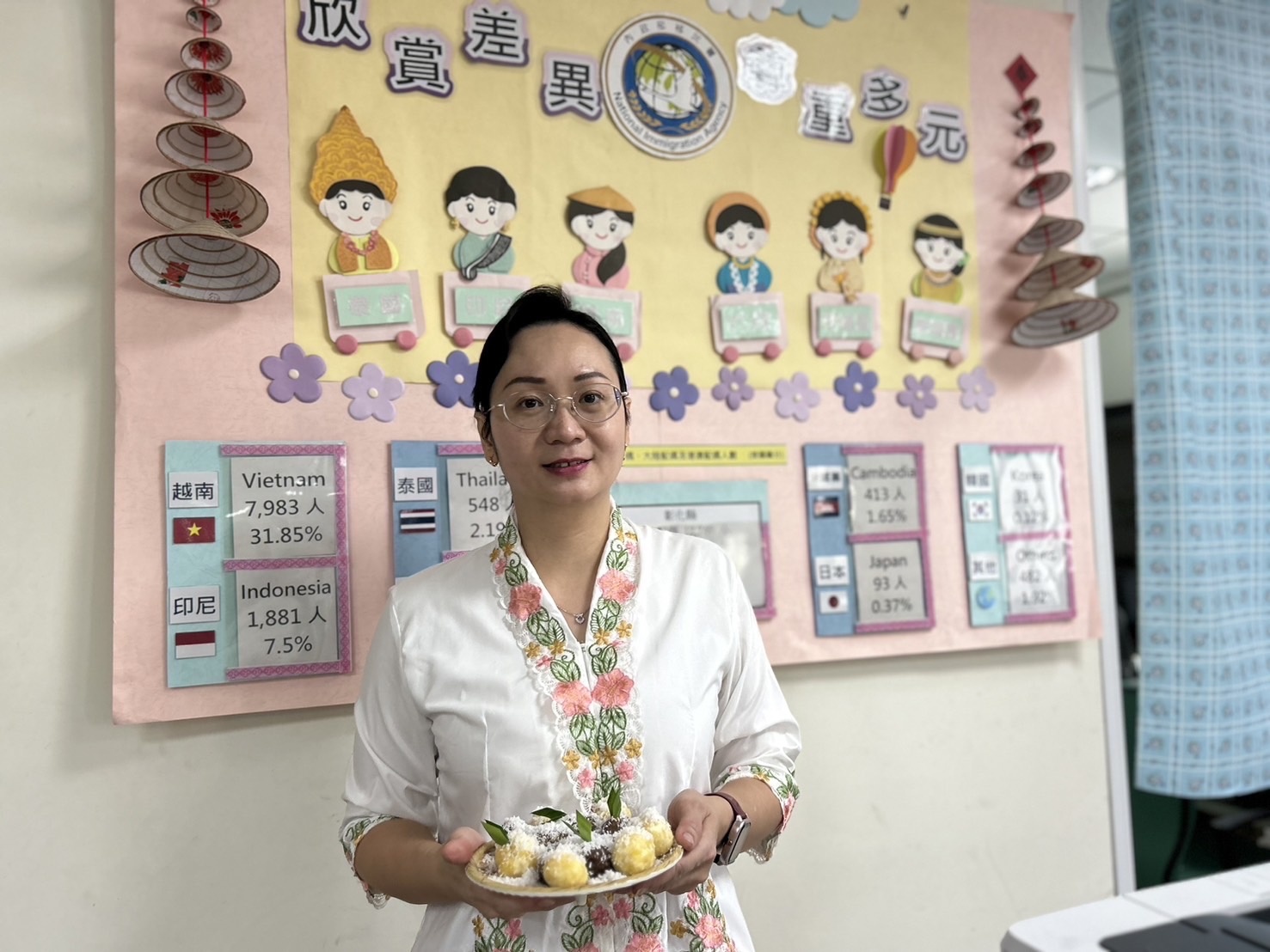 ▲新住民多元文化講師鍾丁慧，與學員分享爪哇當地市場或路邊手推車常見的傳統甜點格圖。（記者張溎壕攝）