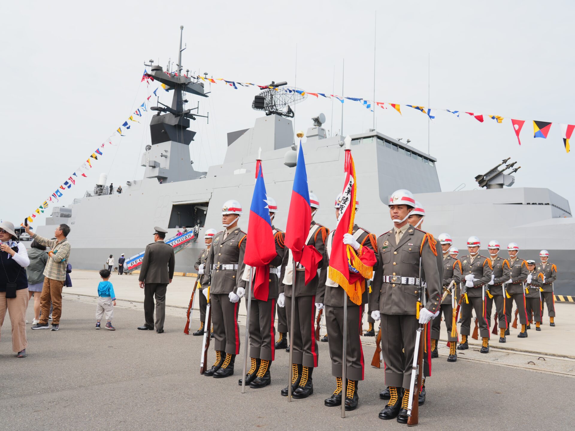 海軍敦睦艦隊新一代兵力軍艦抵台中港 中市府贈加菜金感謝保家衛國