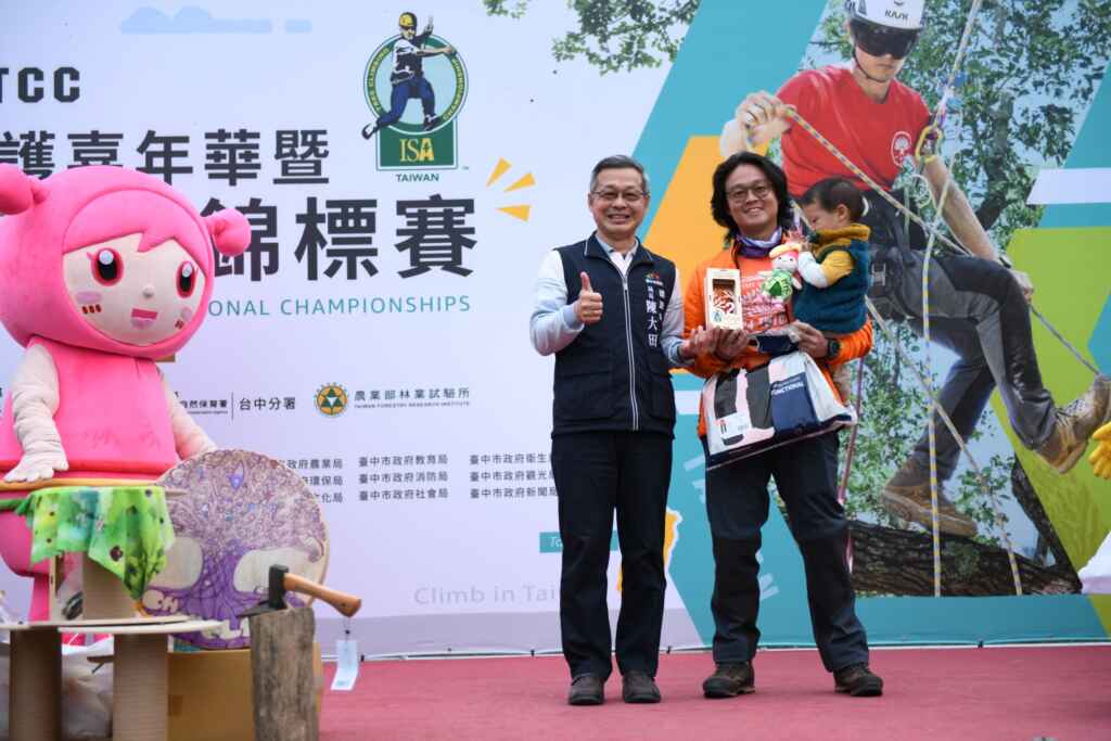 ▲大葉大學休閒系校友李俊賢(右)在2024台灣TWTCC攀樹國際錦標賽獲頒三個第二名。(大葉大學提供)