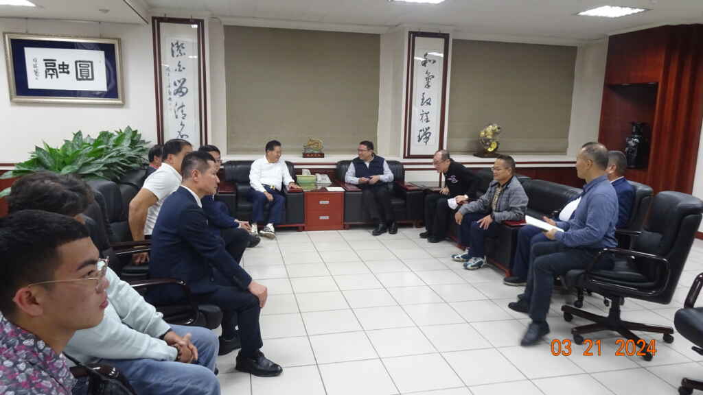 ▲大甲鎮瀾宫副董事長鄭銘坤拜訪彰化縣警察局，感謝員警的辛勞並討論如何防範遶境活動時可能發生的各種狀況。（彰化縣警察局提供）