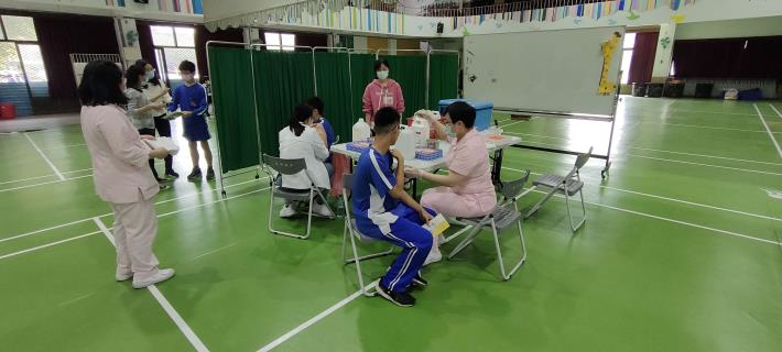 ▲接種疫苗後約需 2 週後才會產生保護力，提醒民眾應儘早接種疫苗，保護自己與家人。（雲林縣政府提供）