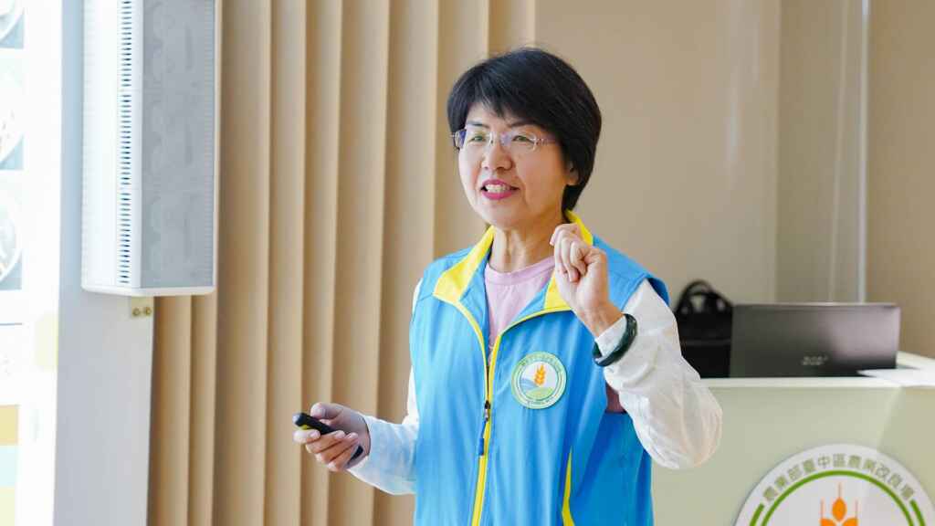 ▲楊宏瑛場長現場說明臺中農改場112年研發成果。（農業部台中區農業改良場提供）