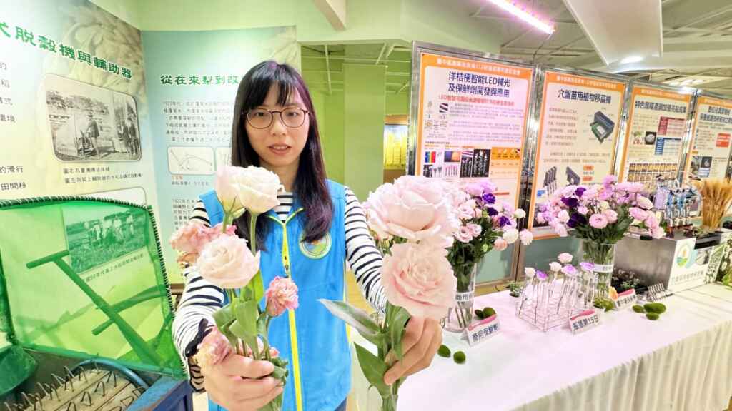 ▲臺中農改場展示洋桔梗智能LED補光及保鮮劑開發與應用。（記者林明佑攝）